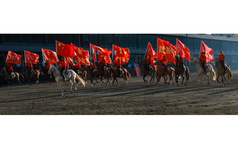 “唱著刀歌游新疆”—這些天，全國(guó)游客在這里歡聚