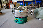 1200型三次元振動(dòng)篩，產(chǎn)量可達(dá)2100kg/h。